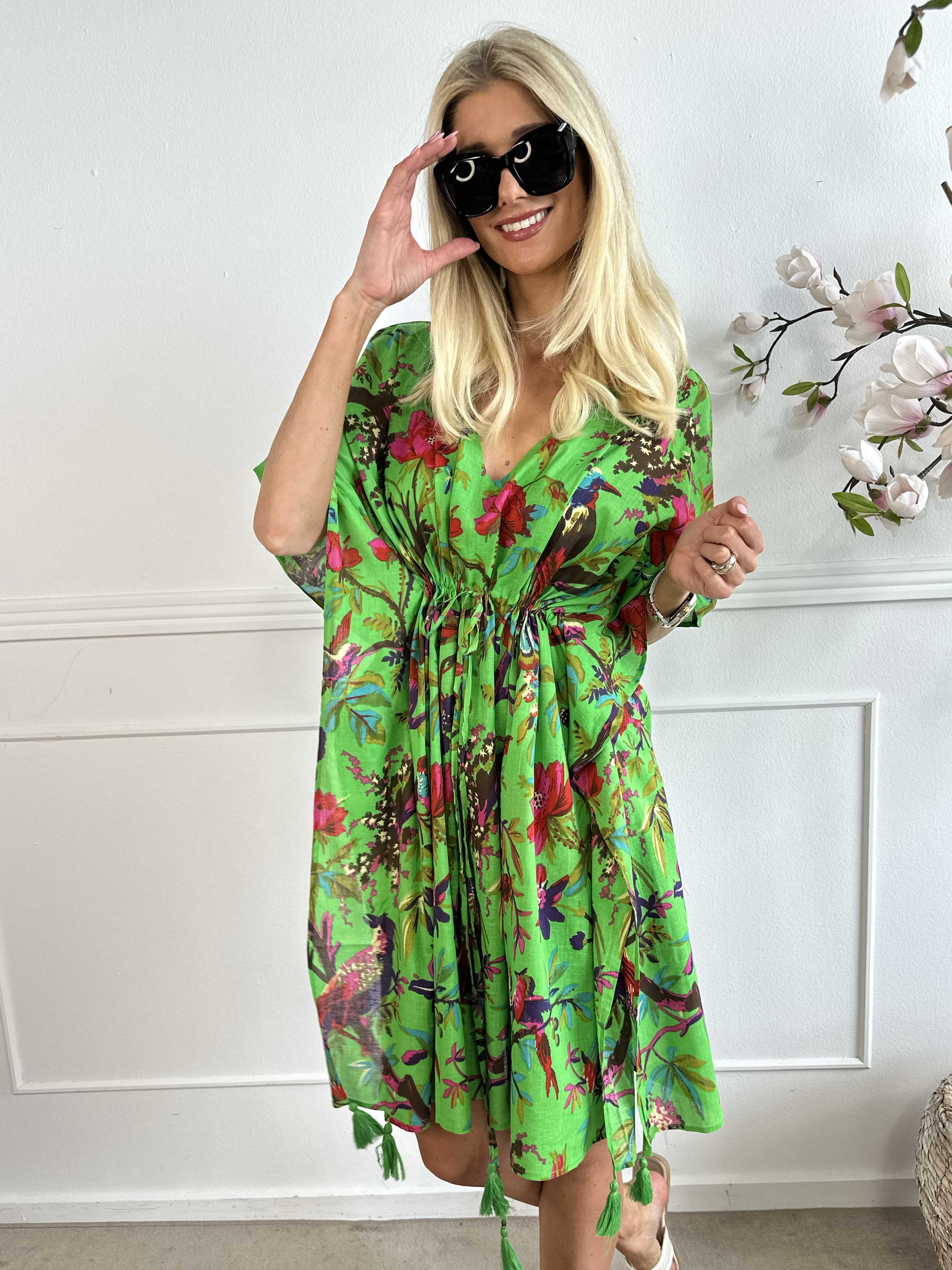 Xenia - Sød blomstret tunika med bindebånd i taljen